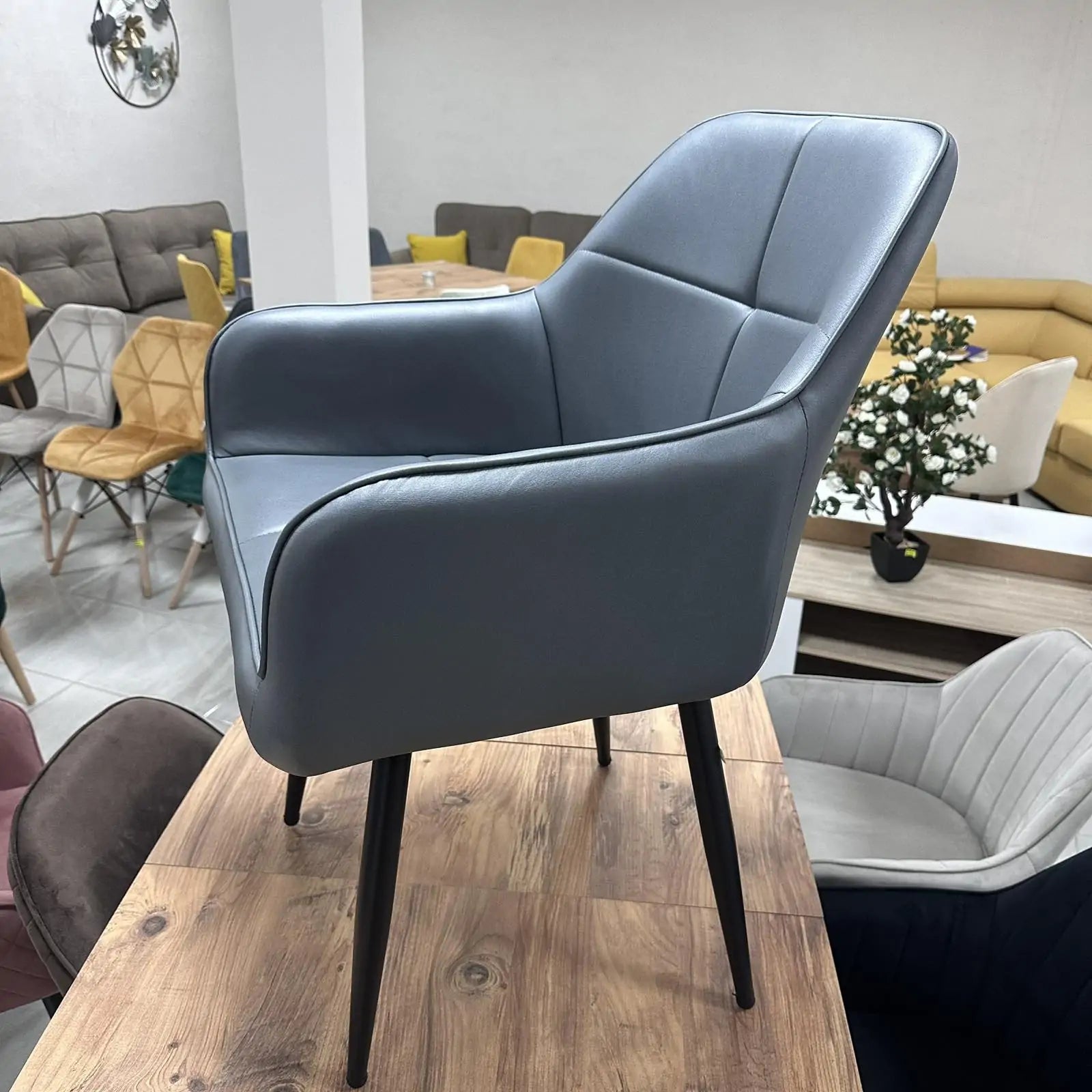 Трапезен стол Деко модерен текстил в сив цвят