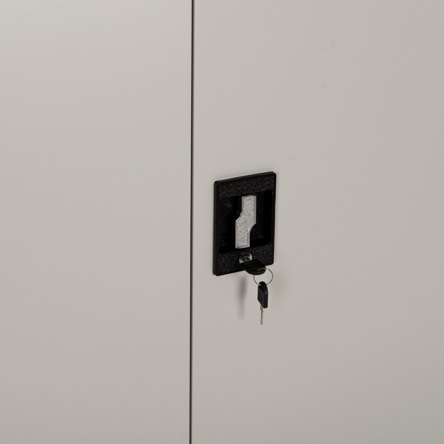 Метален гардероф CLOD 2 врати и прегради - светло сив 90x45x190см