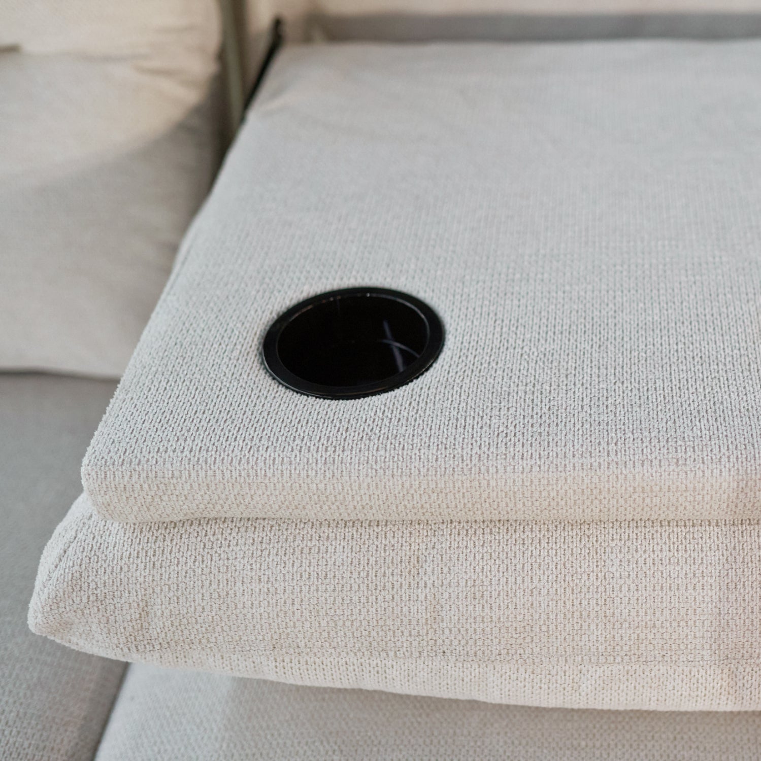 Ляв ъглов диван SYNTHIA с с електрически фотьойл и място за съхранение бежов плат 246x159x97см.