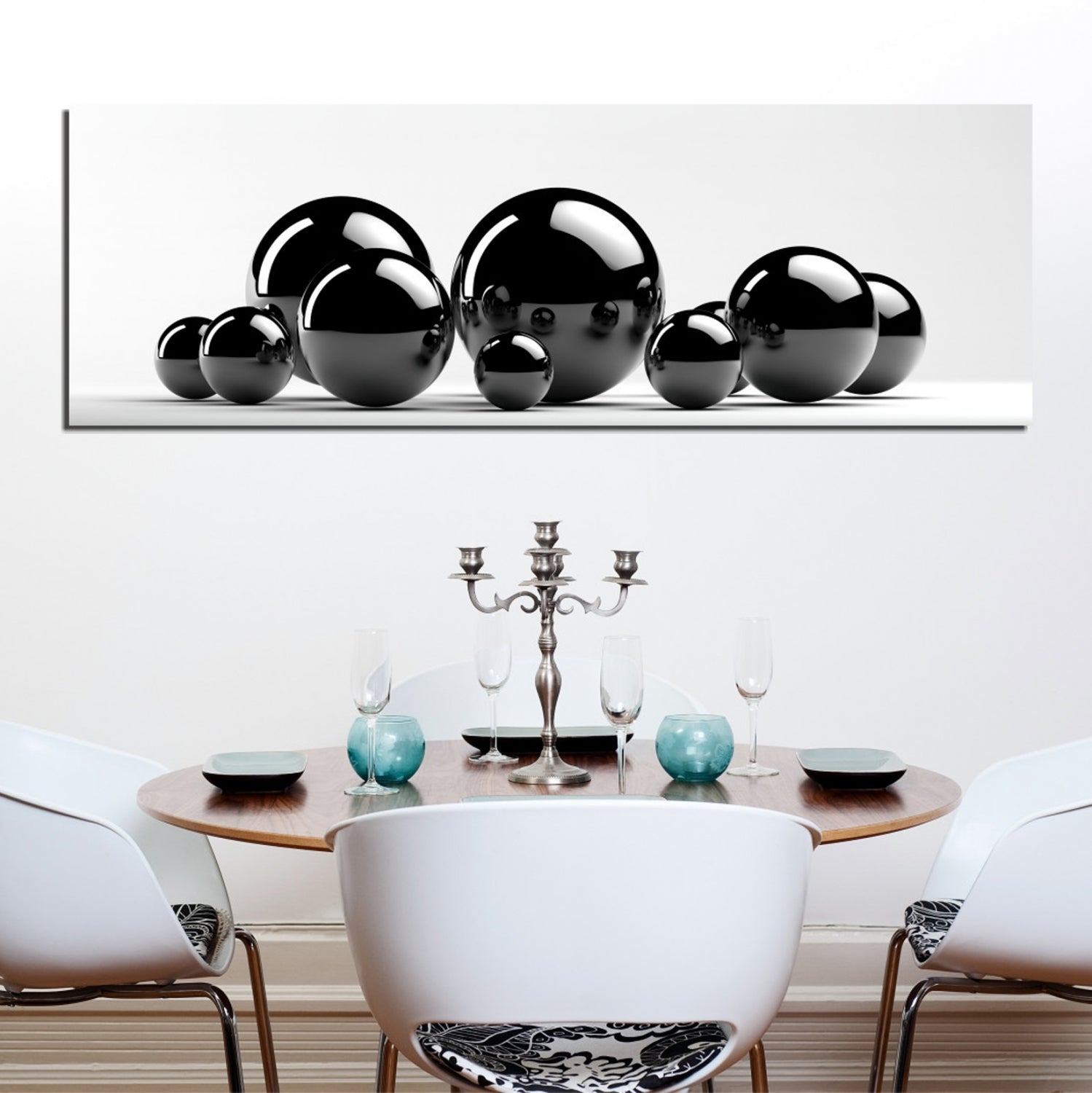 Черно бяла картина на платно 80х3х30см.