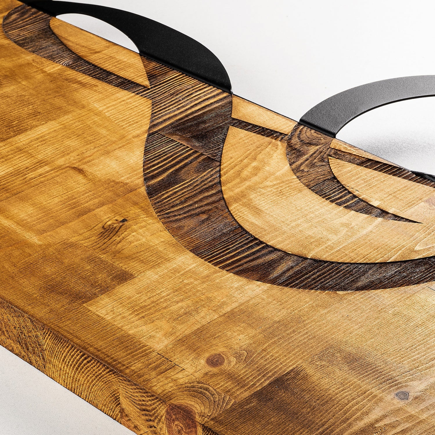 Дървена декорация за стена с черен метален ключ 39x58 cm.