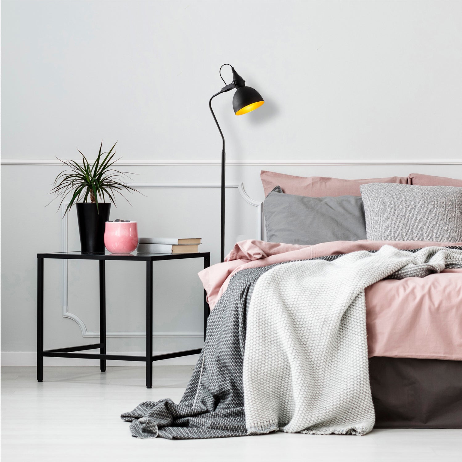 Подова лампа 7342 черен цвят  35x30x183 см