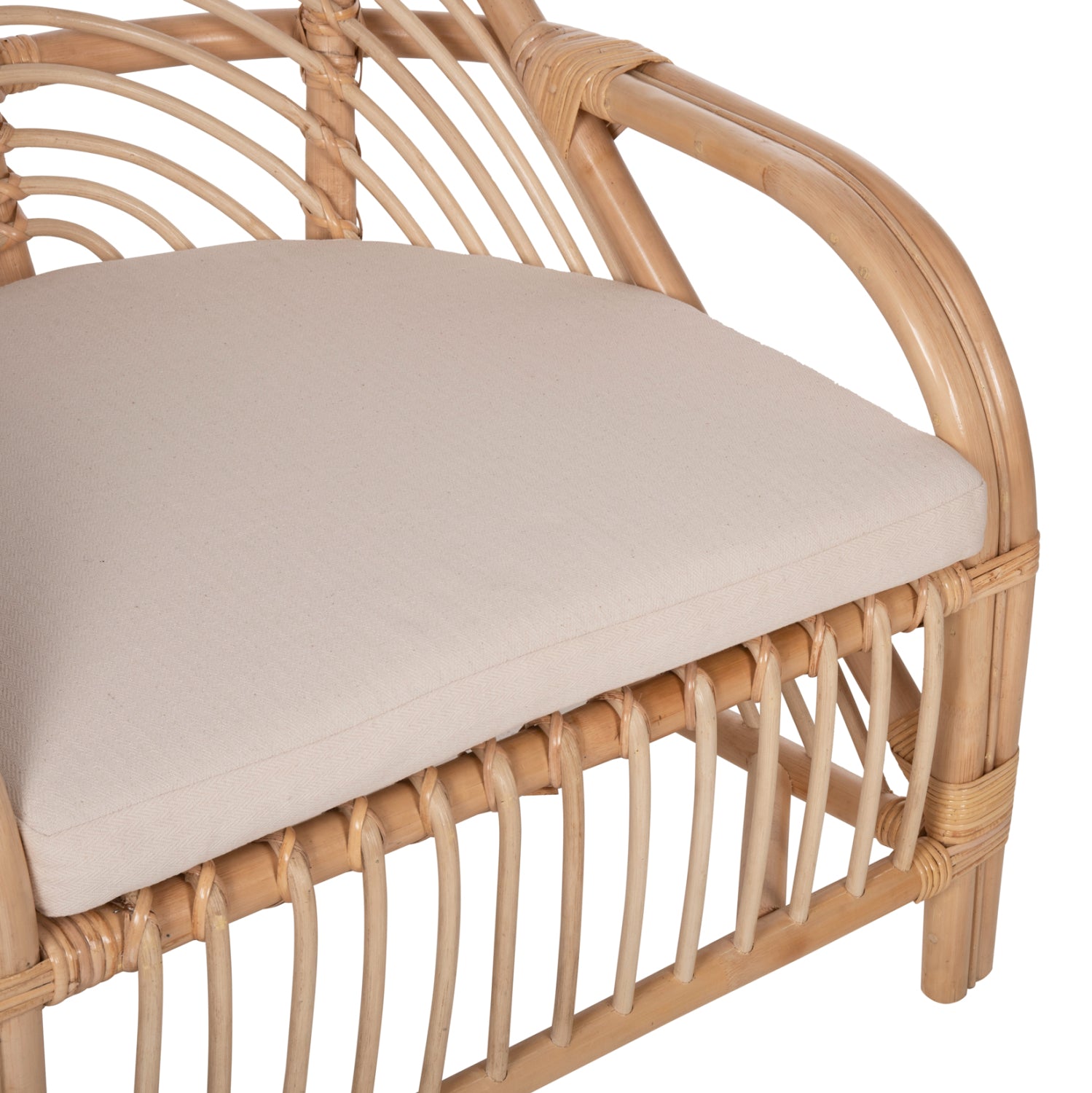 Кресло Femur от ратан с възглавница в естествен бял цвят 72x66x75см