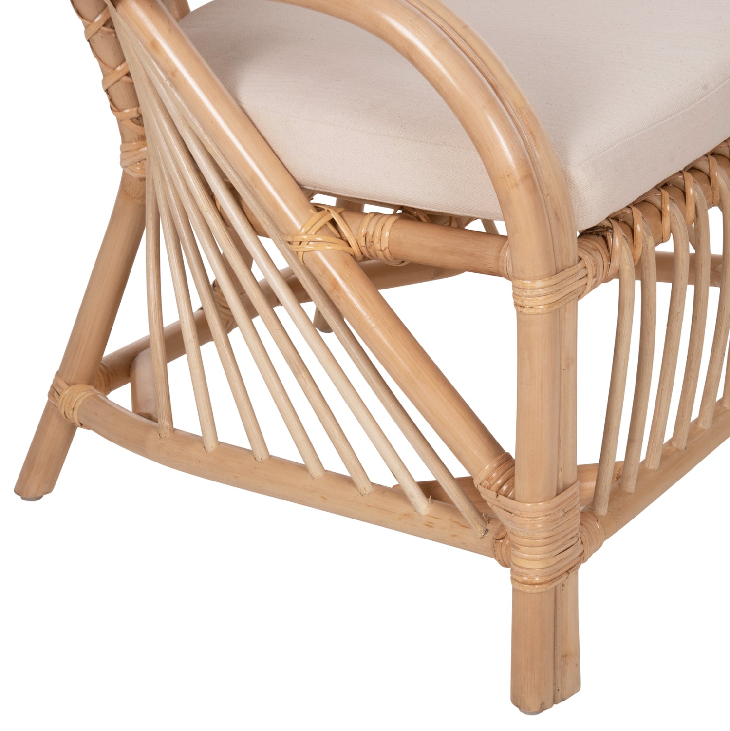 Кресло Femur от ратан с възглавница в естествен бял цвят 72x66x75см