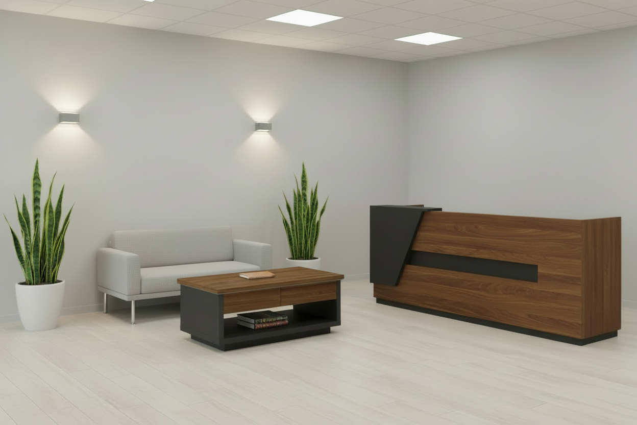 Интериорна снимка на рецепция с маса и диван