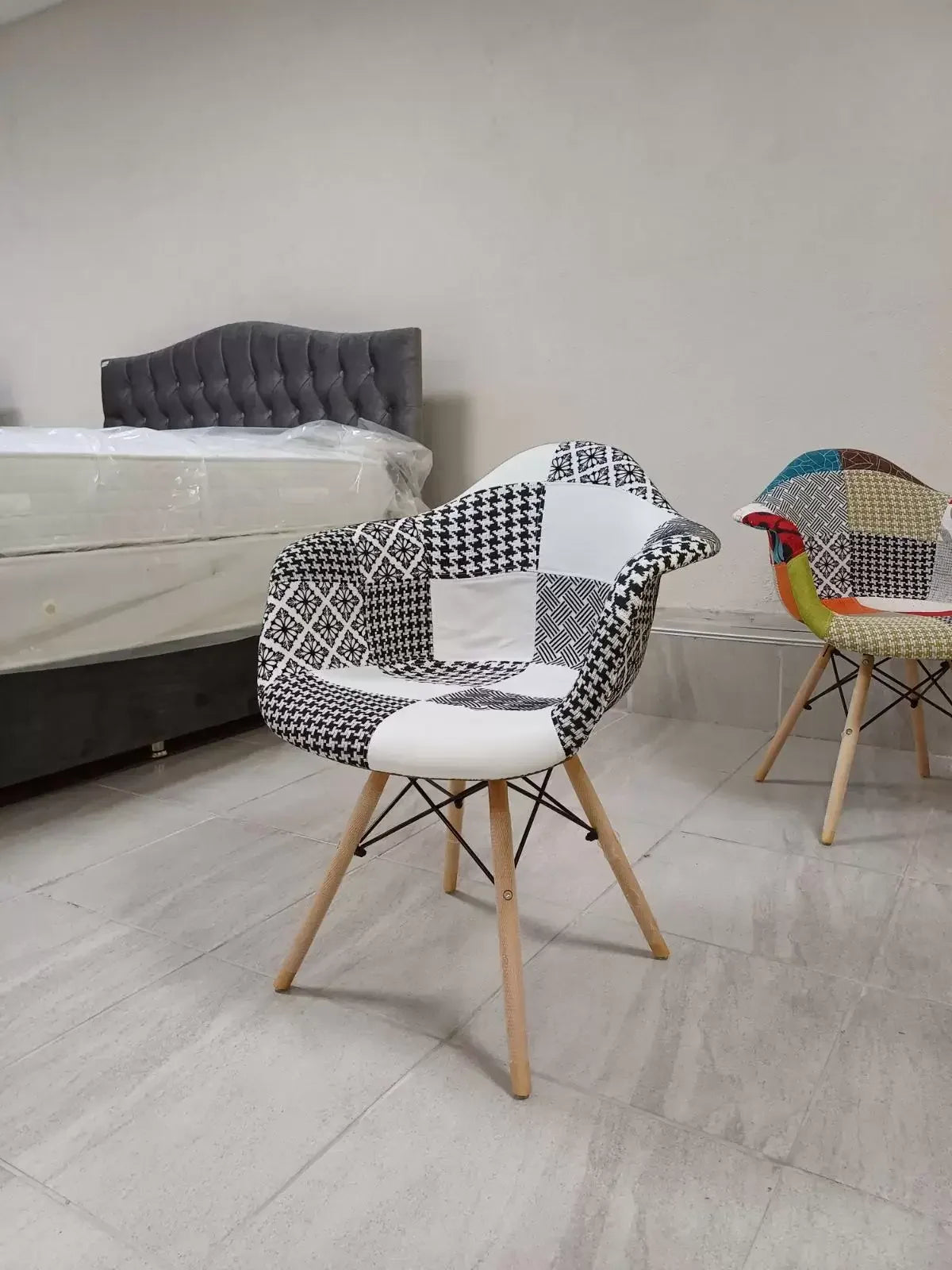 Стол Тея черно бели кръпки