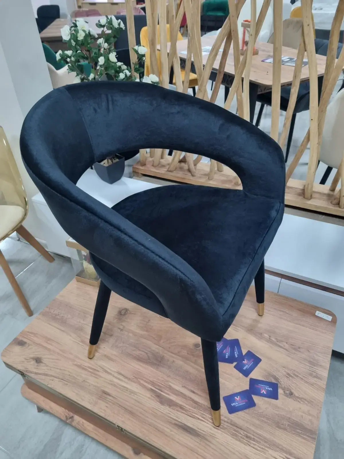 Трапезен стол Бени черно кадифе