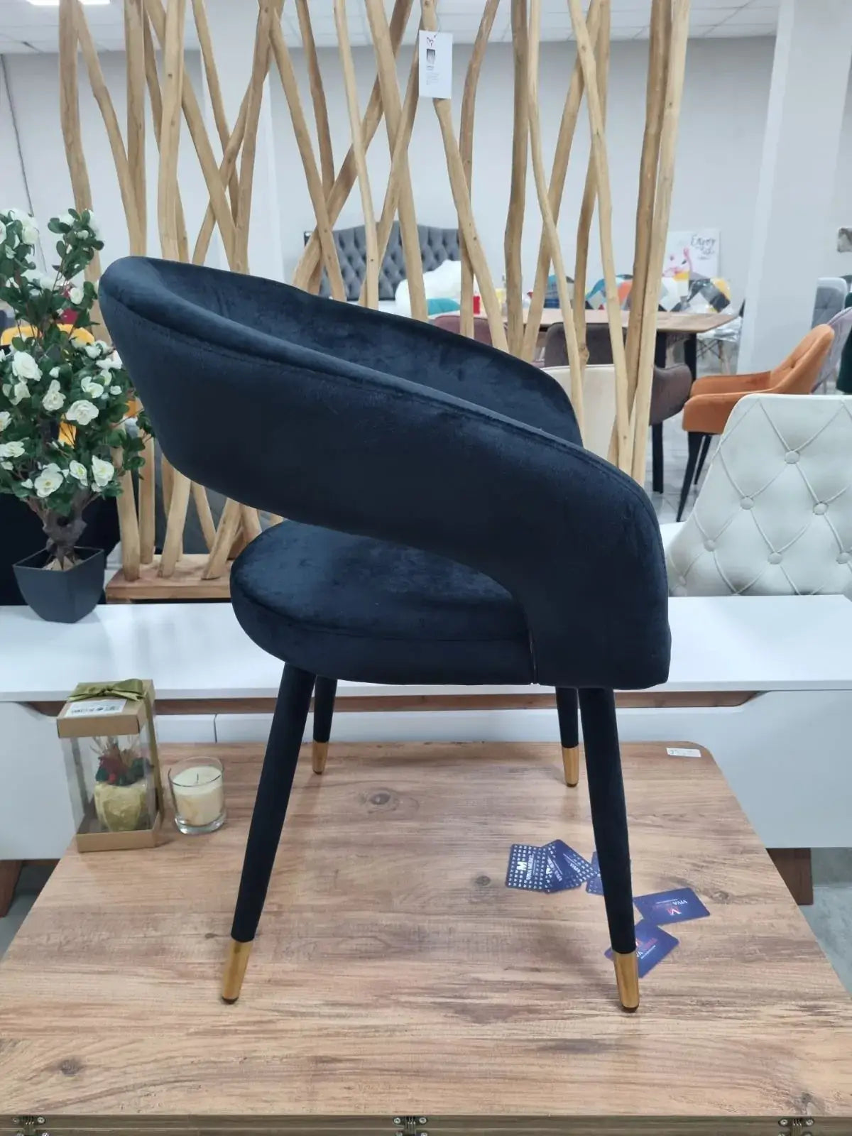 Трапезен стол Бени черно кадифе