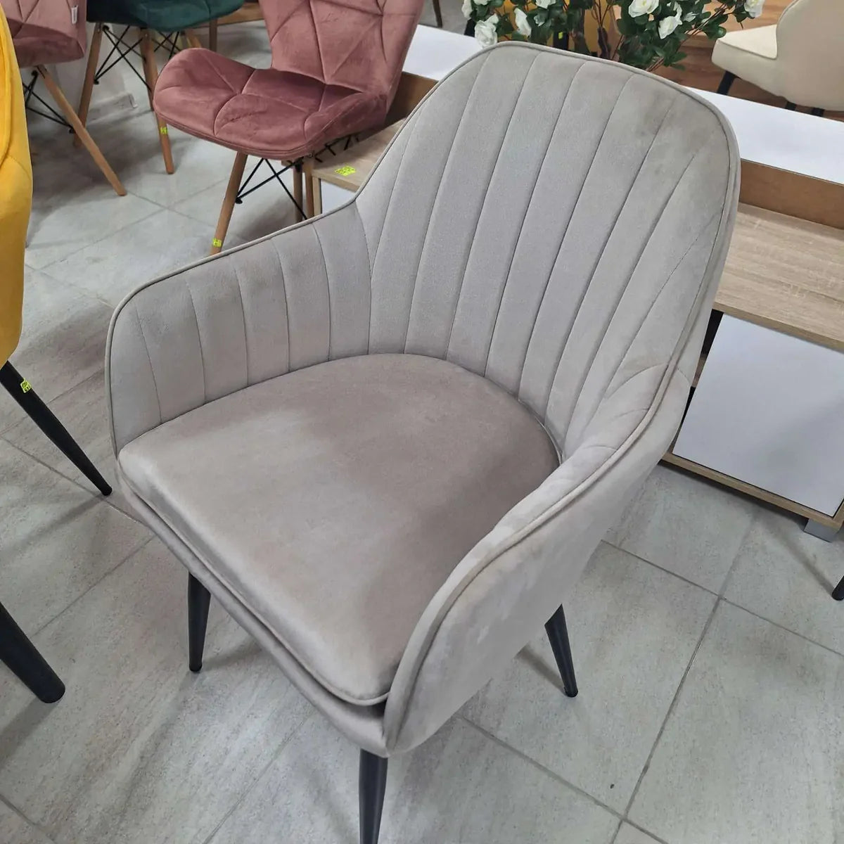 Трапезен стол ВМ313 -бежово кадифе 3=4