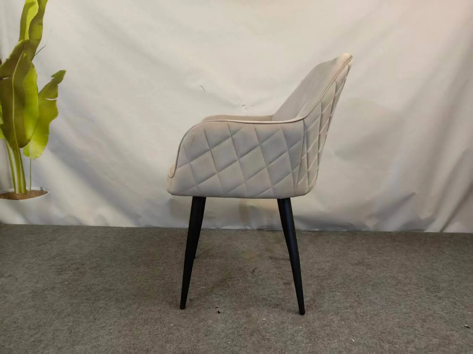 Трапезен стол Алба кадифе бежово