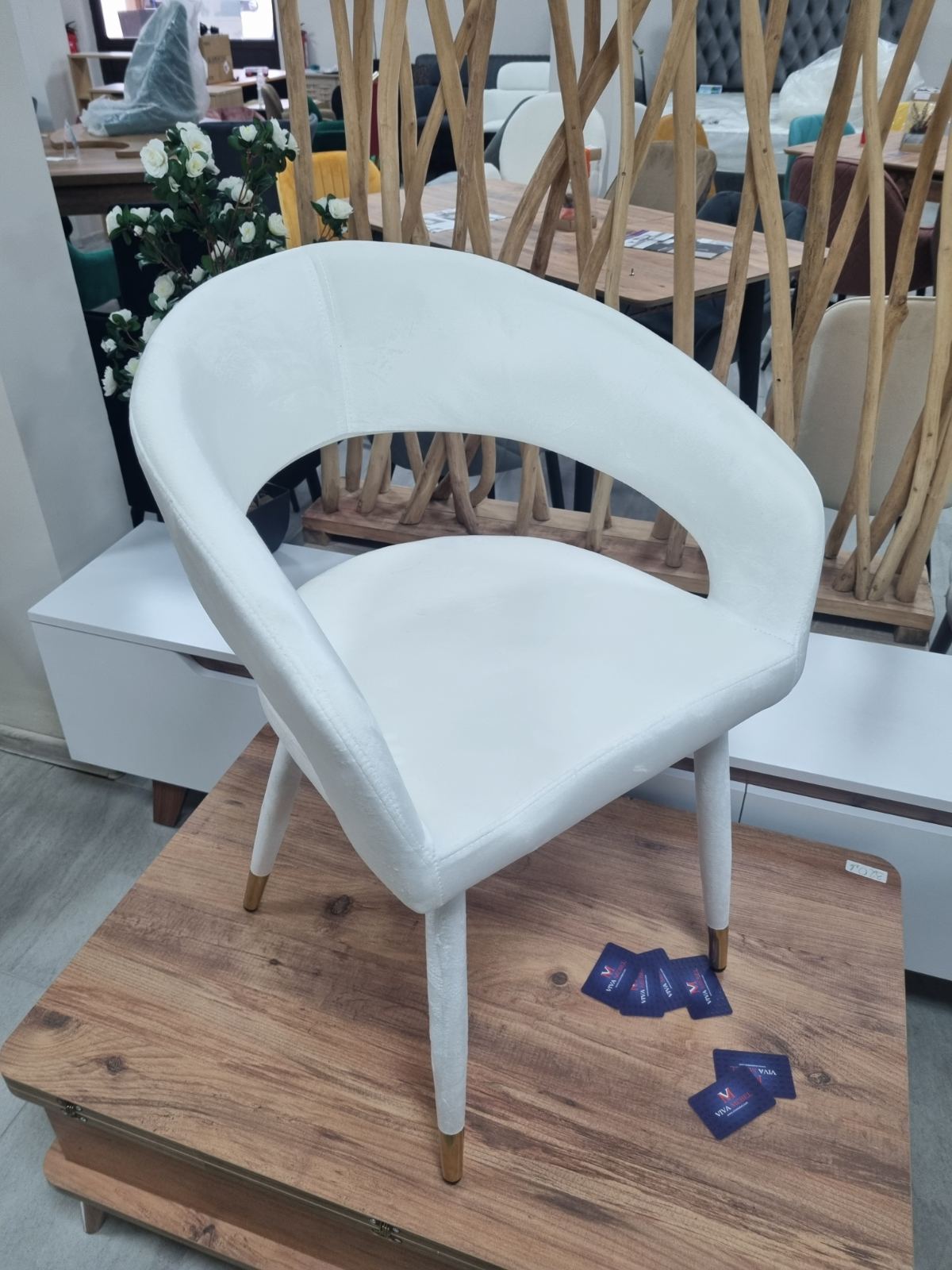 Трапезен стол Бени черно кадифе