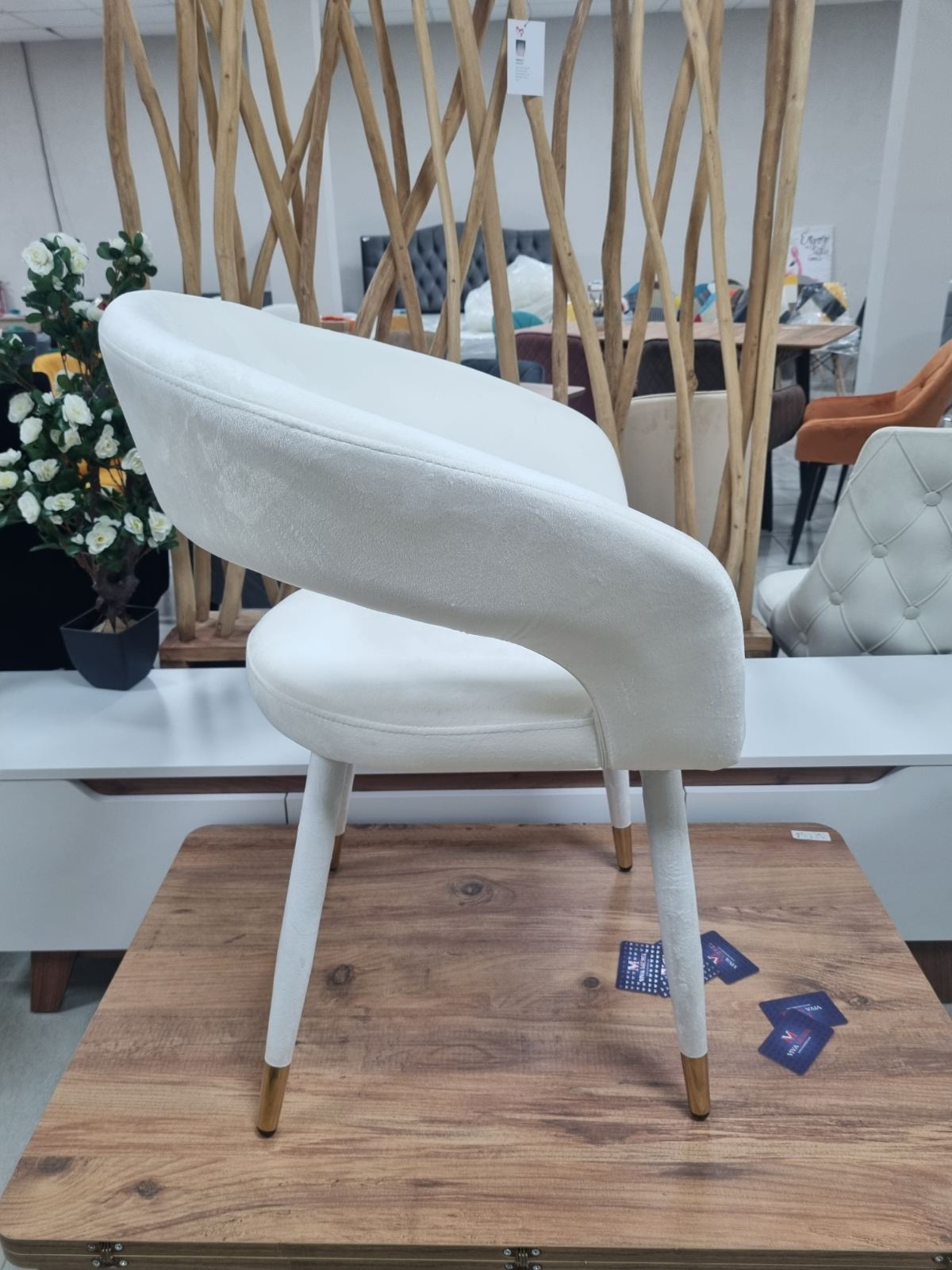 Трапезен стол Бени черно кадифе