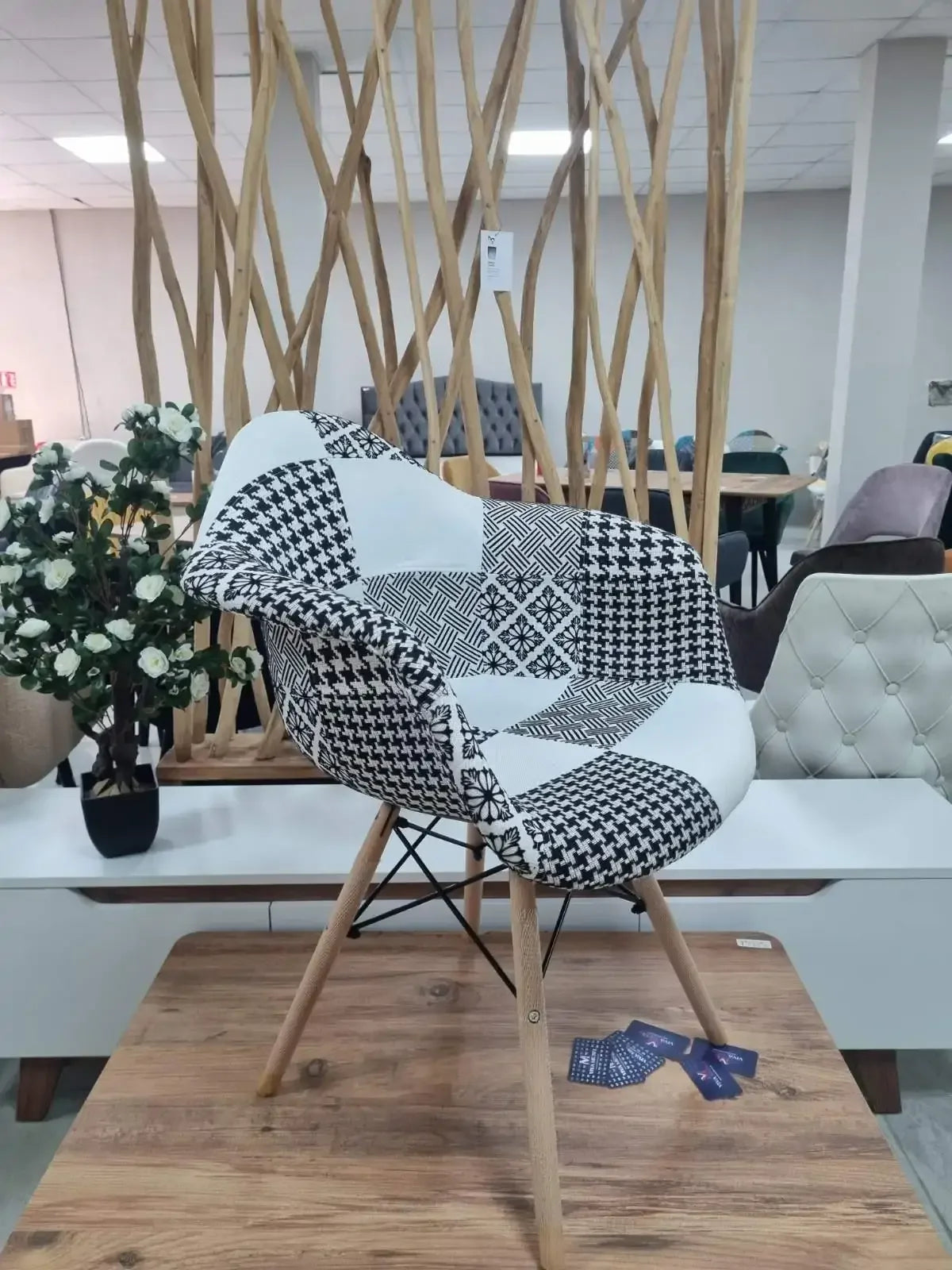 Стол Тея черно бели кръпки