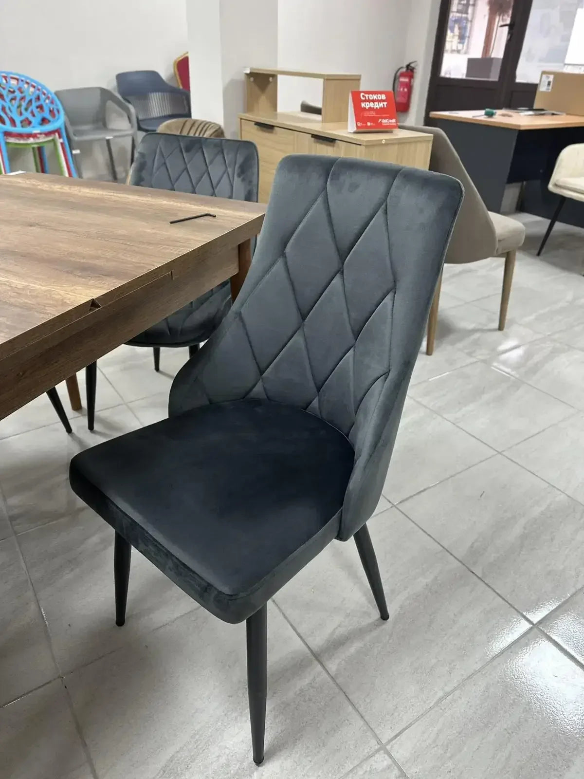 Трапезен стол Верту тъмносив цвят кадифе