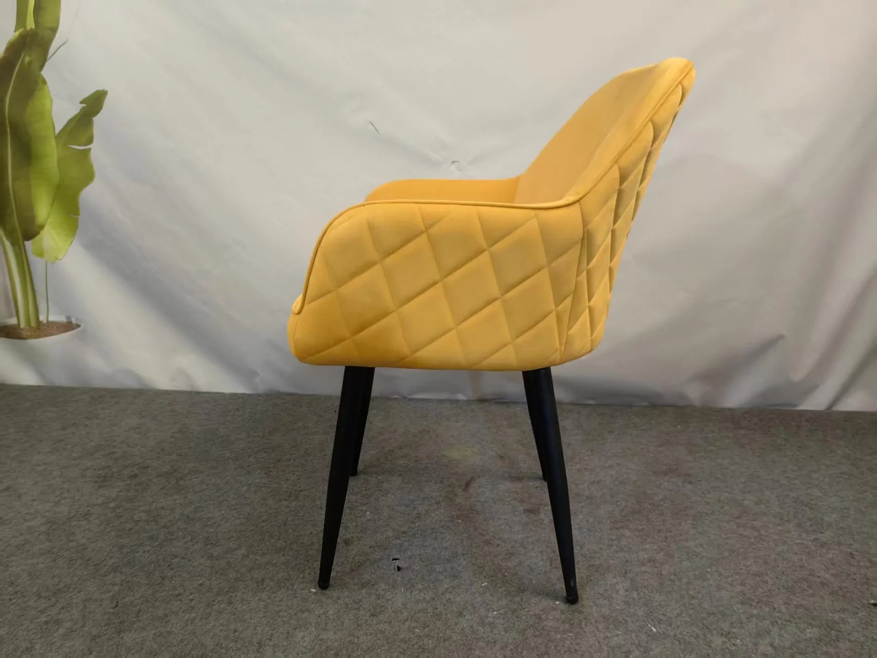 Трапезен стол Алба жълто кадифе