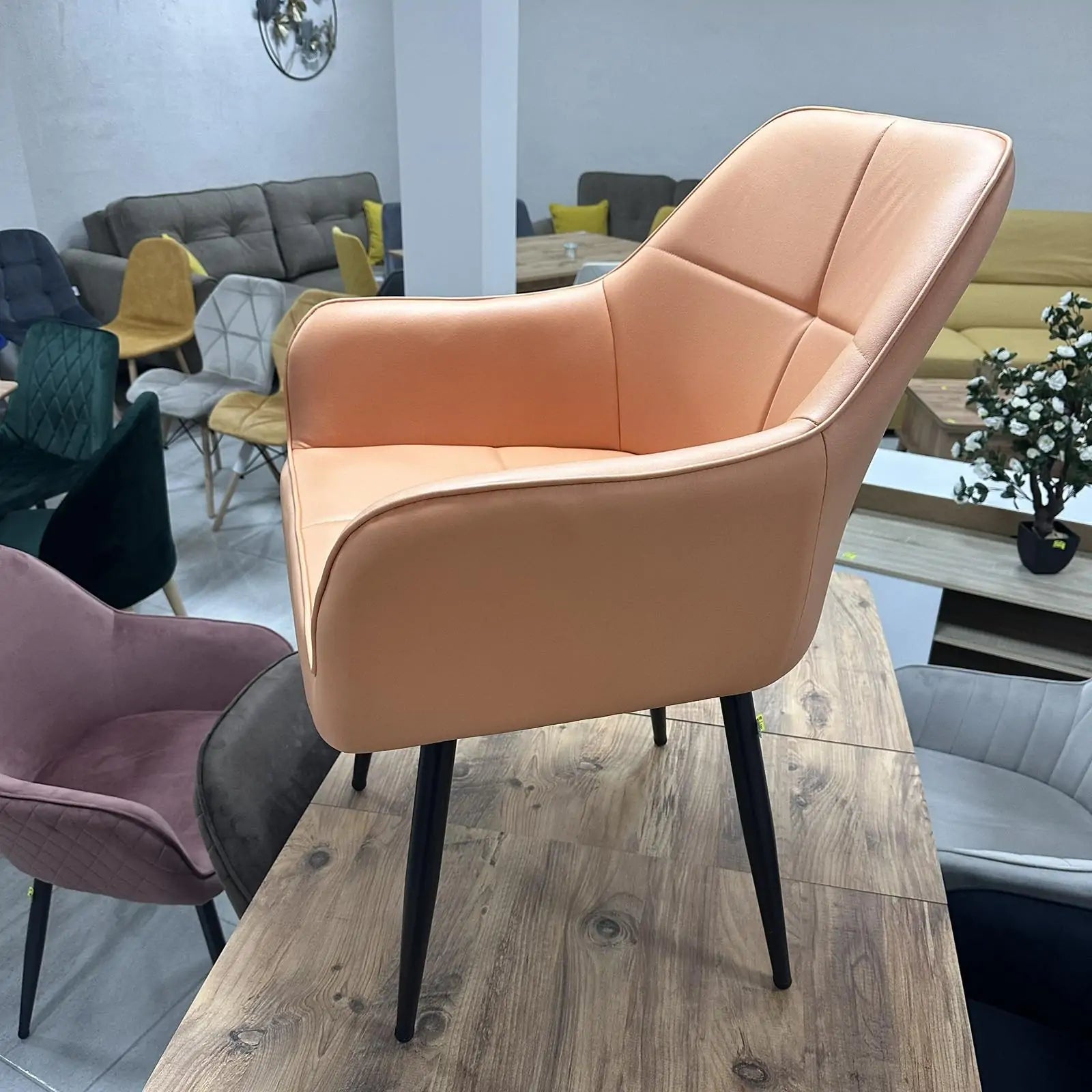 Трапезен стол Деко модерен текстил в пастелно оранжев цвят