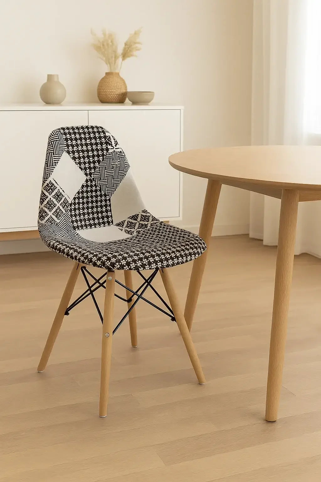 Трапезен стол Иви -черно бели кръпки