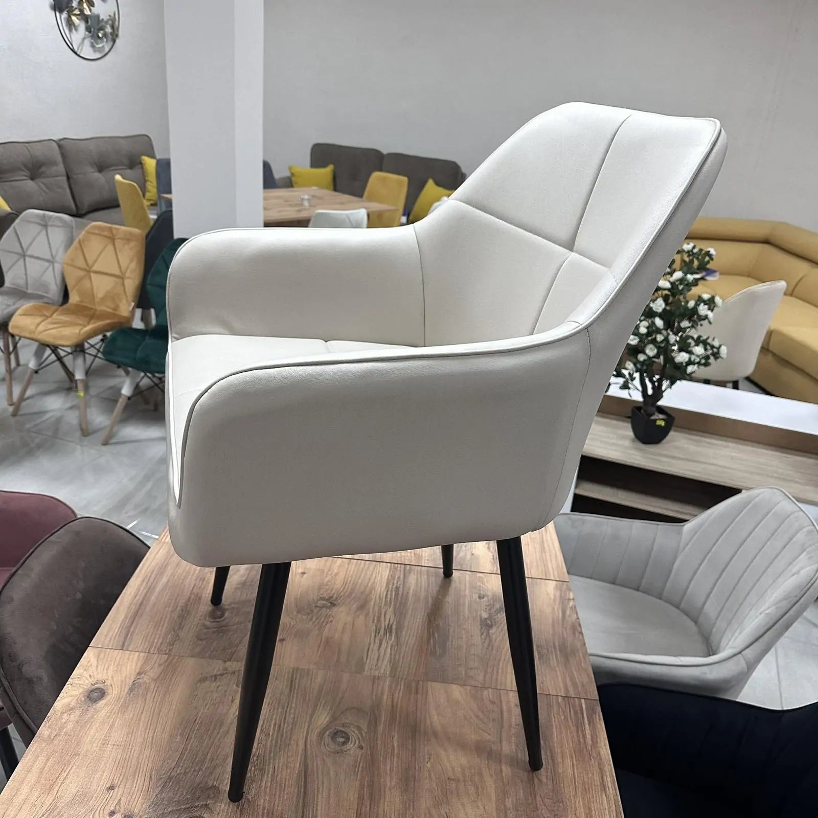 Трапезен стол Деко модерен текстил в бежов цвят