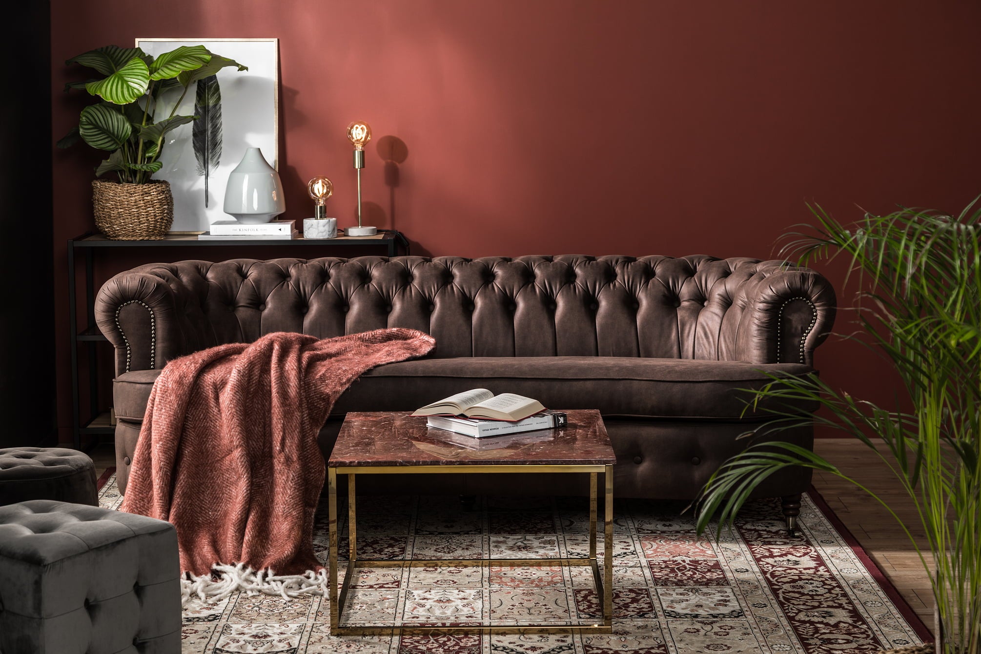 Диван Chestefield Lux – триместно, извито, бежово 	230 × 86 × 80 см