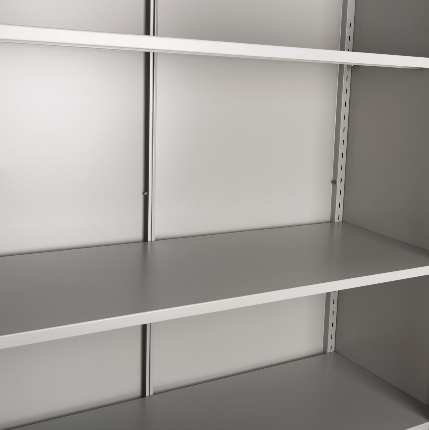 Метален гардероф с крака, 2 врати и прегради - светло сив 90x40x190см