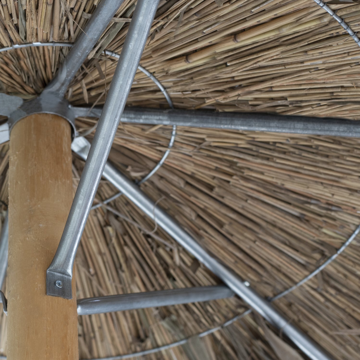 Сламен чадър ф216/270см  -натурал дървен стълб