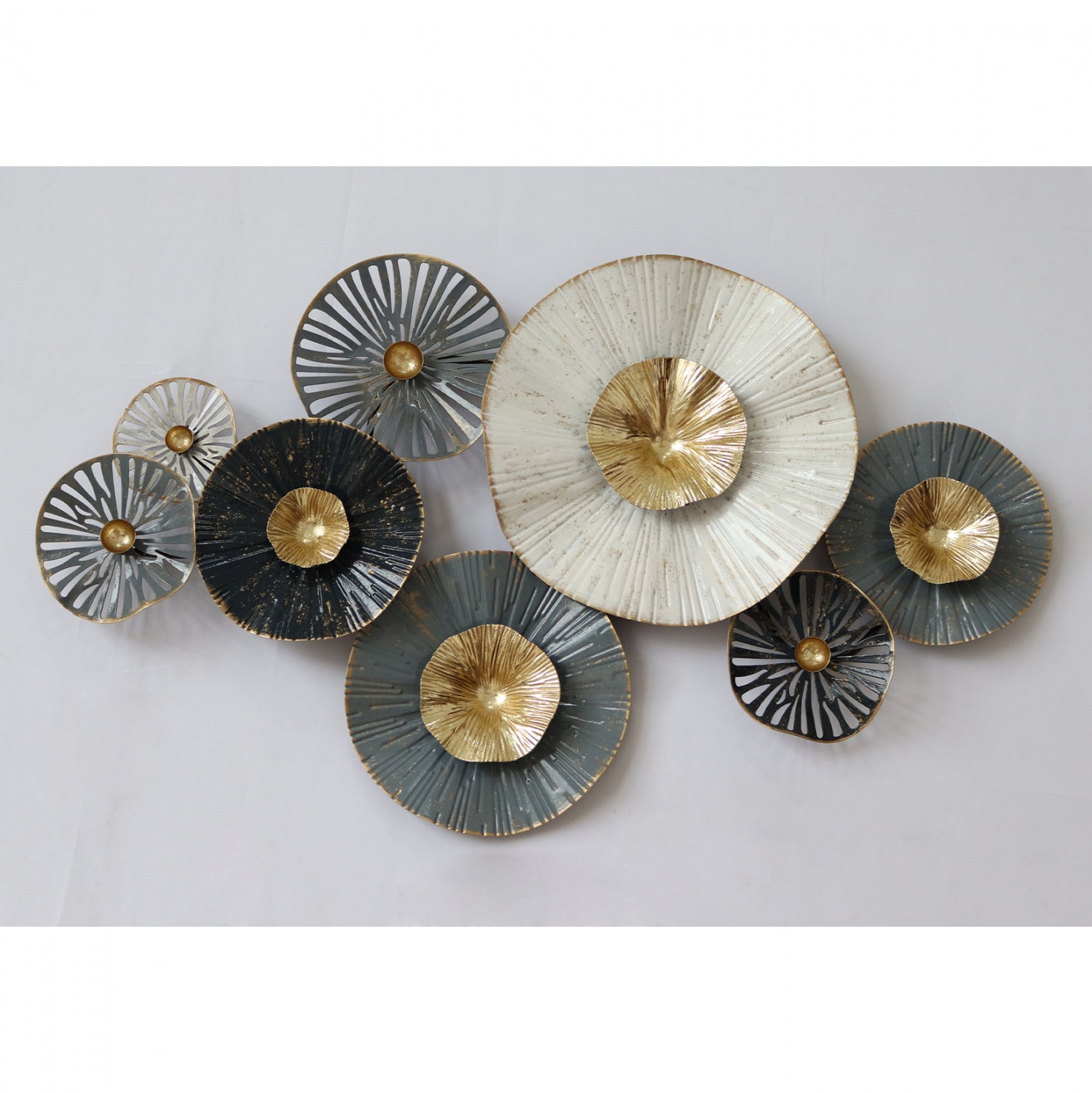 Метална стенна декорация сива, кремава, златна, 88x7x51y см.