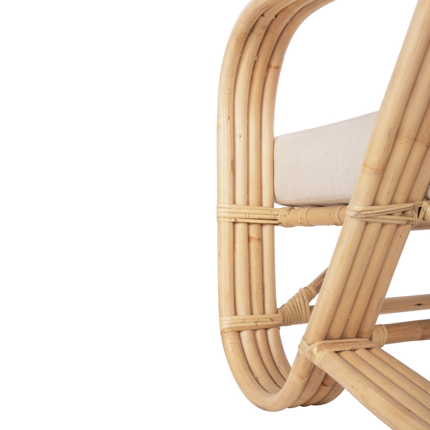 Фотьойл  BARONESS от естествен ратан и бели възглавници 81x90x92см.