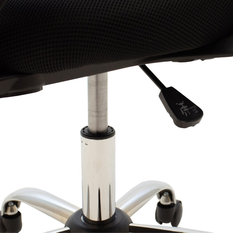 Офис стол Berto с накланяща се облегалка, мрежеста материя в синьо-черен нюанс и хромирана основа 60x48x85-95 см