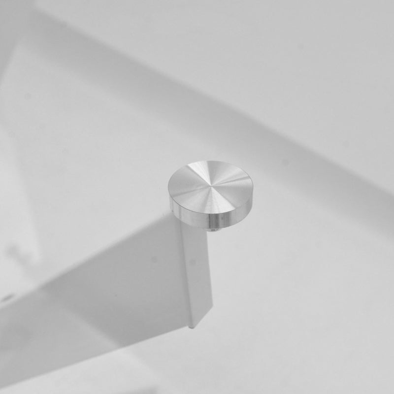 Маса Antoro с крака от стъкло и метал в бяло, размери 80x75 см