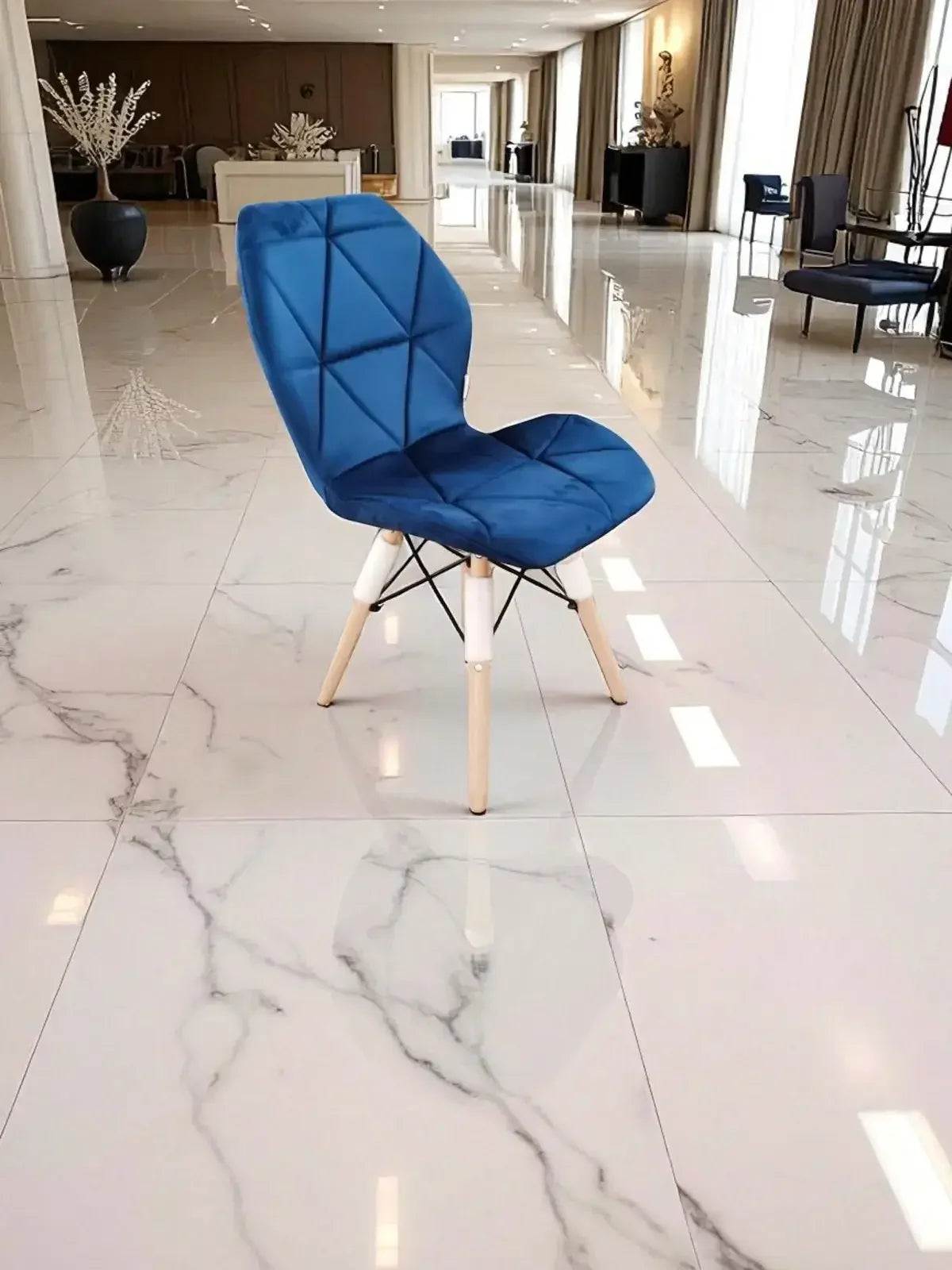 Трапезен стол Мелина  синьо кадифе