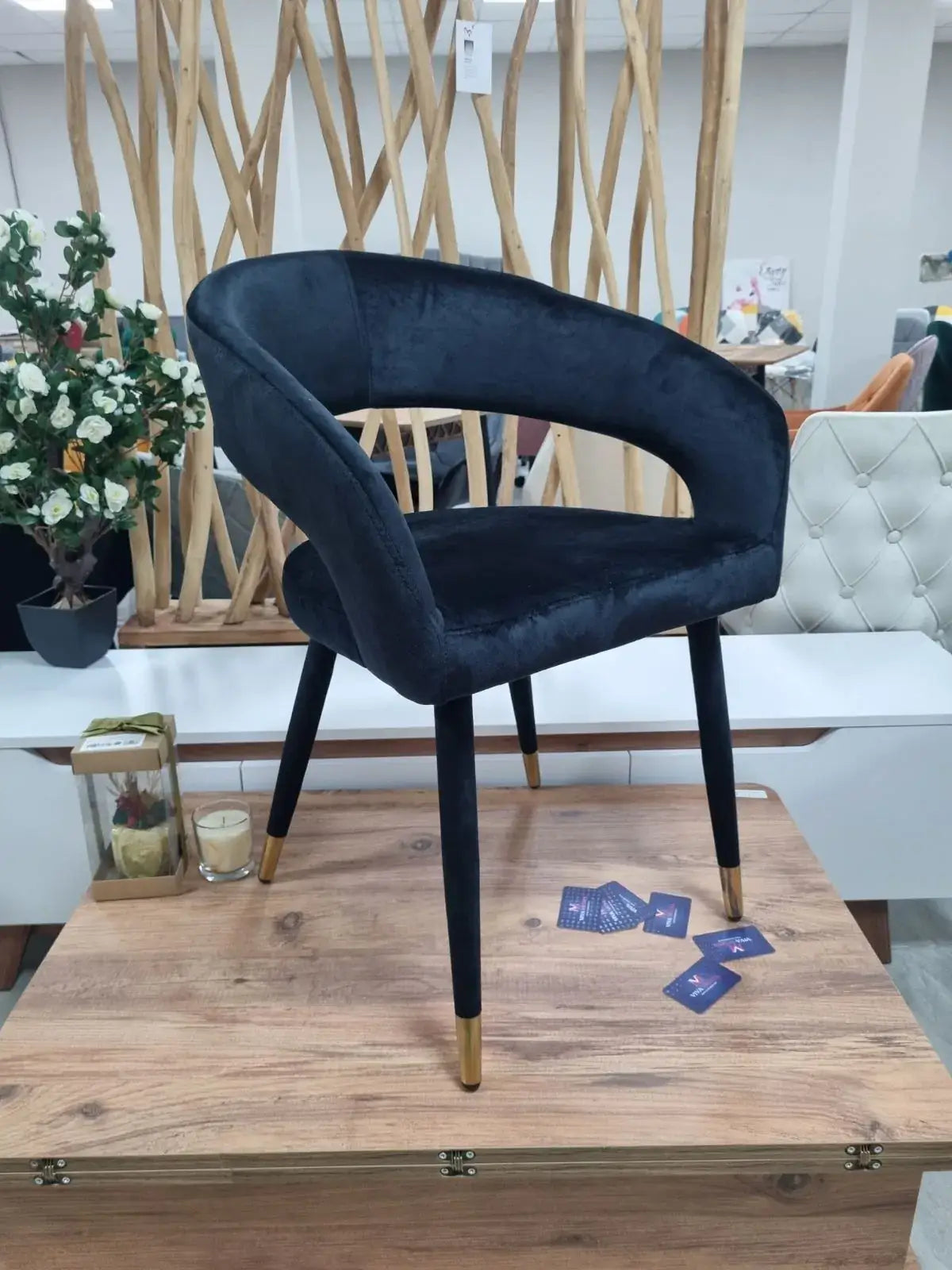 Трапезен стол Бени черно кадифе