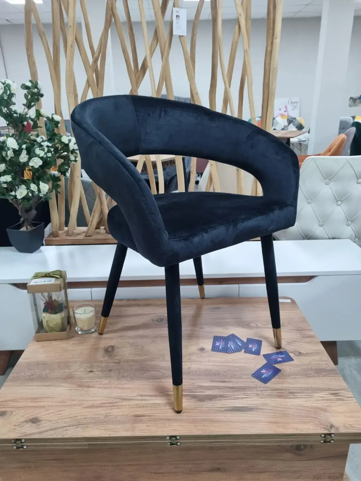 Трапезен стол Бени черно кадифе