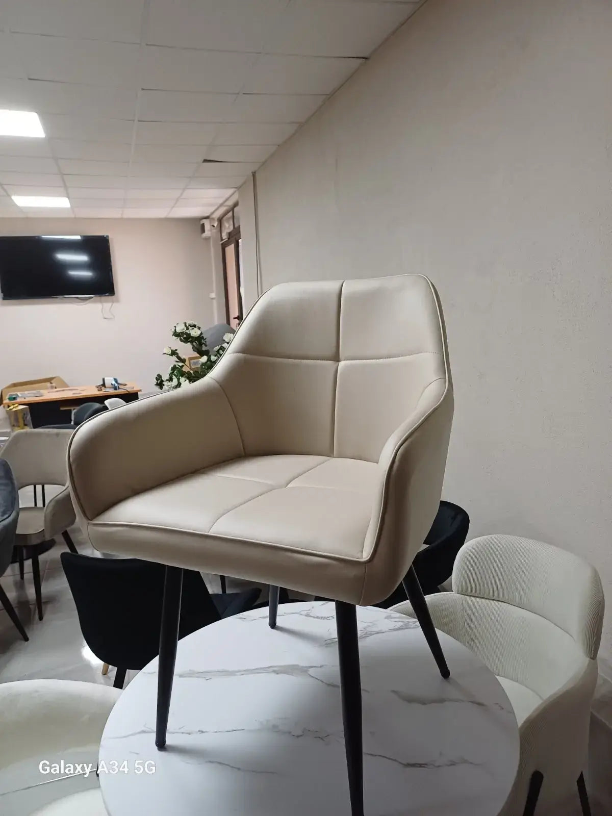 Трапезен стол Деко модерен текстил в бежов цвят 3=4