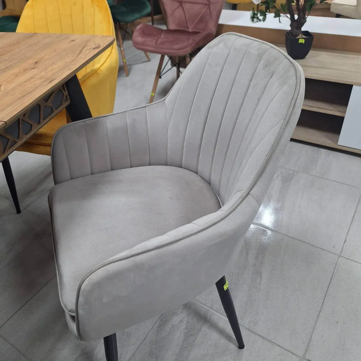 Трапезен стол ВМ313 -бежово кадифе 3=4