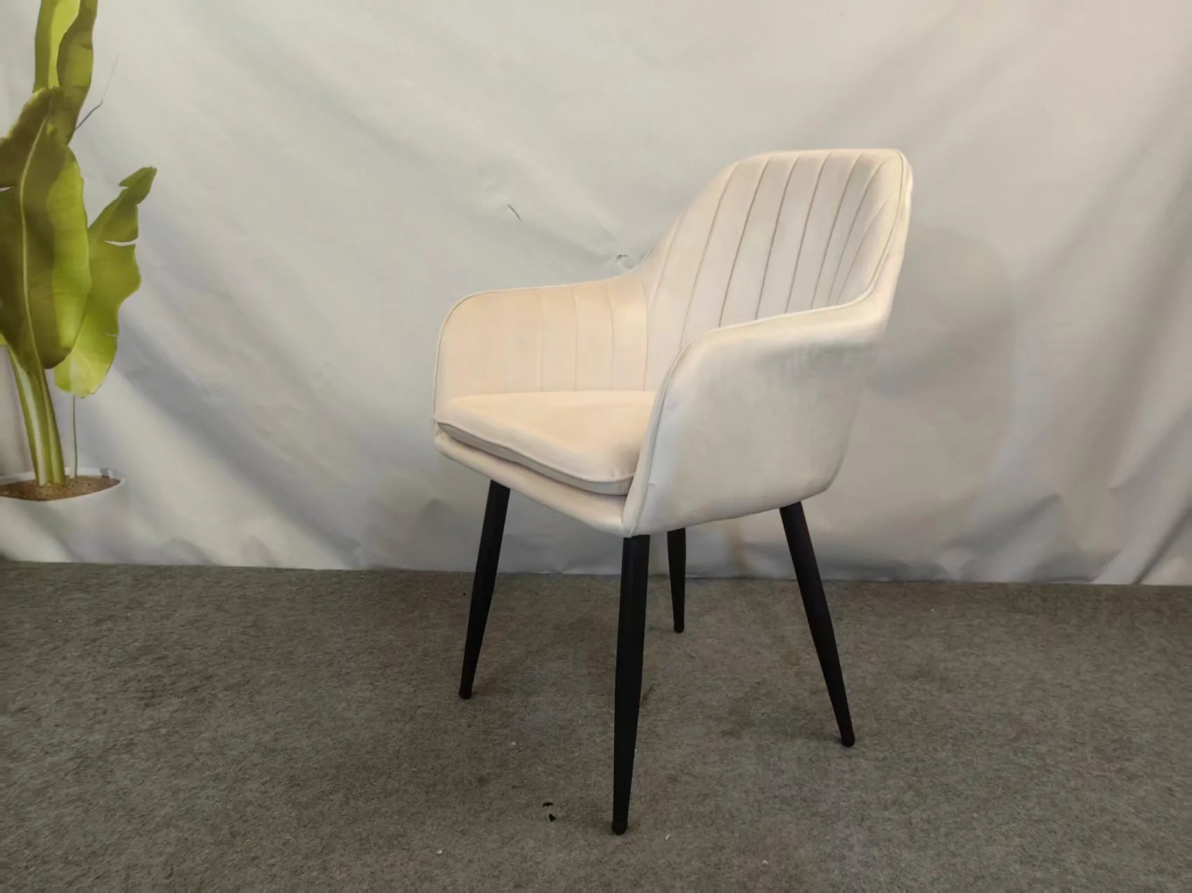 Трапезен стол ВМ313 – кадифе цвят крем