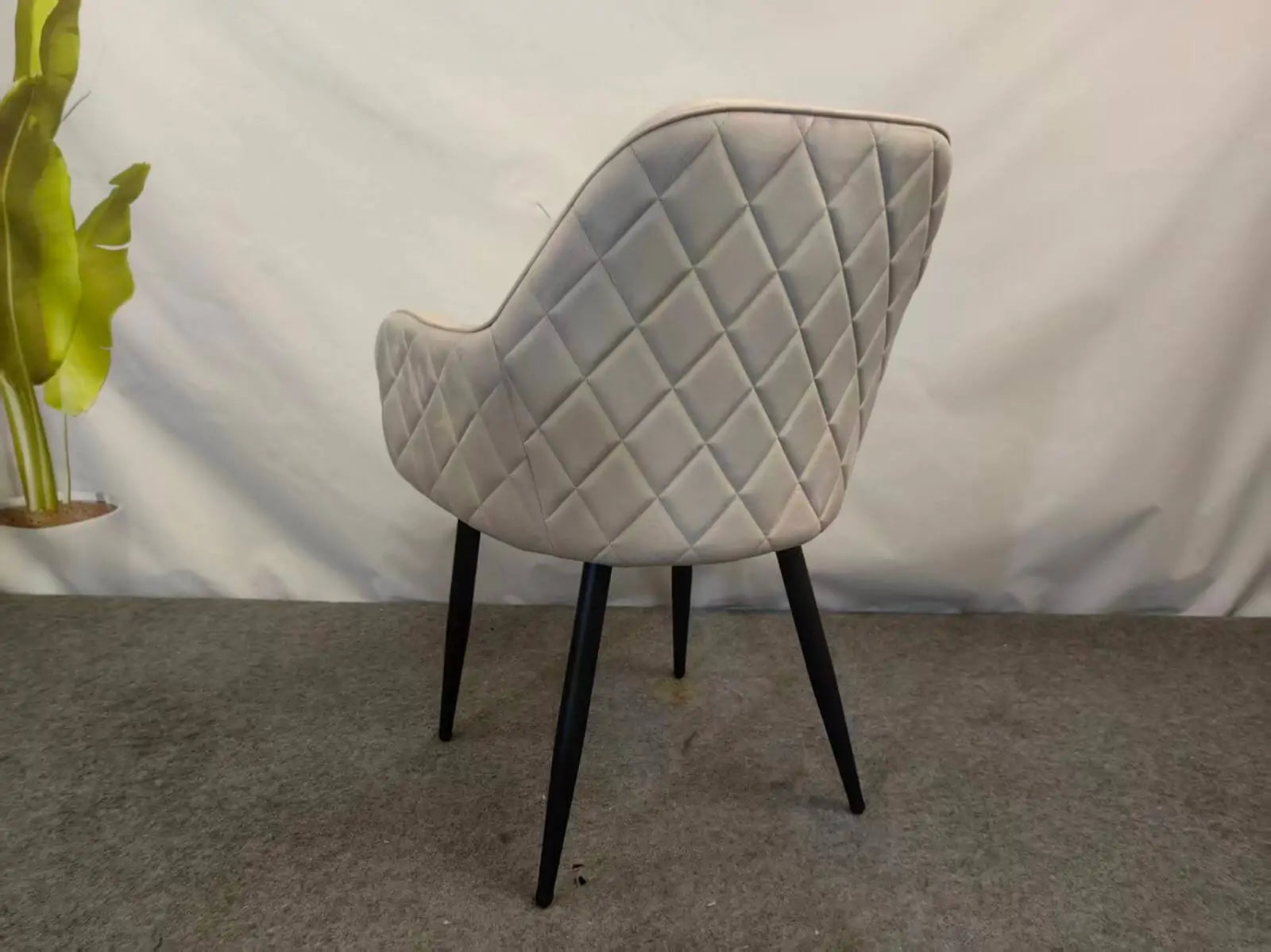 Трапезен стол Алба кадифе бежово