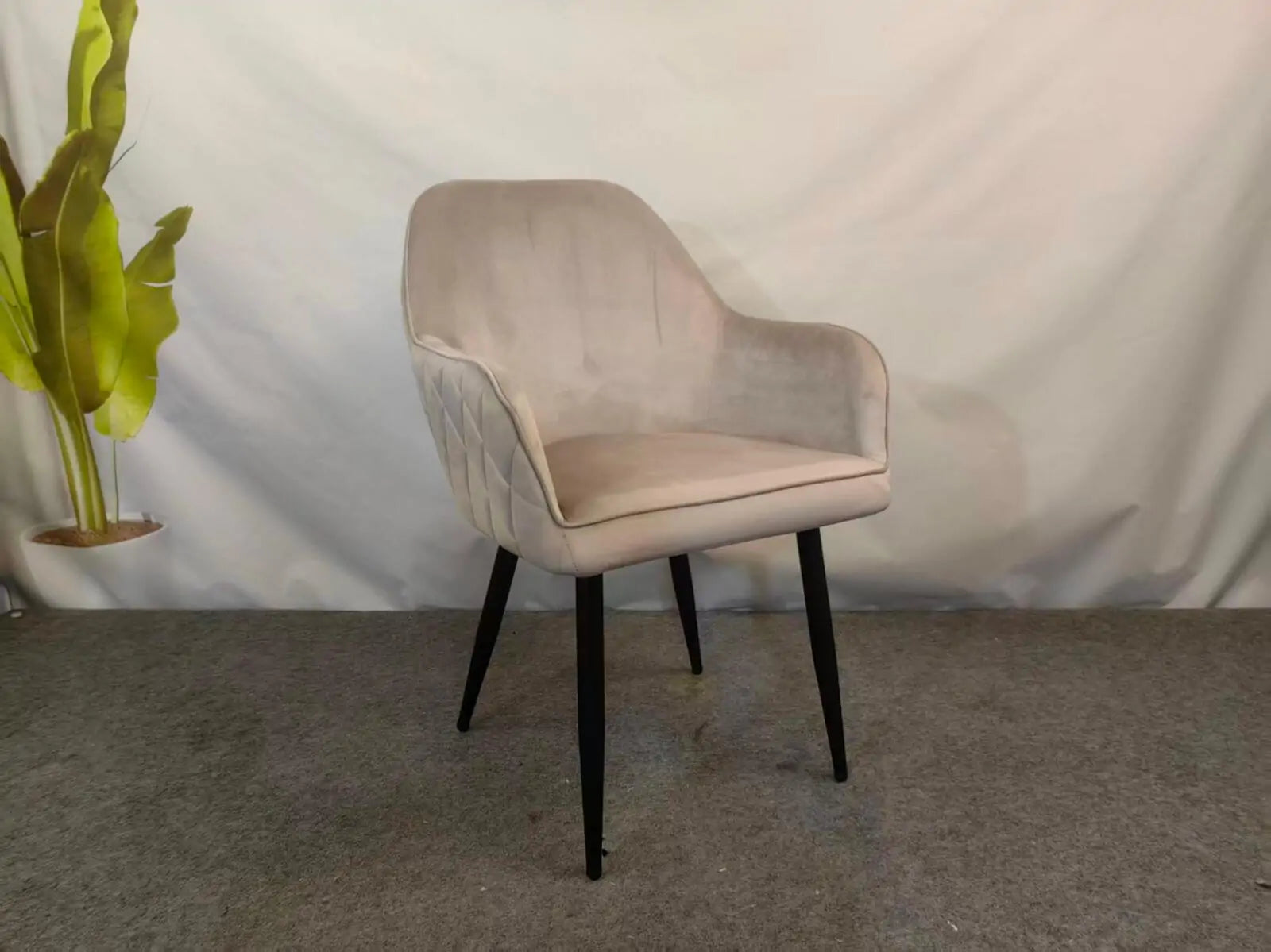 Трапезен стол Алба кадифе бежово